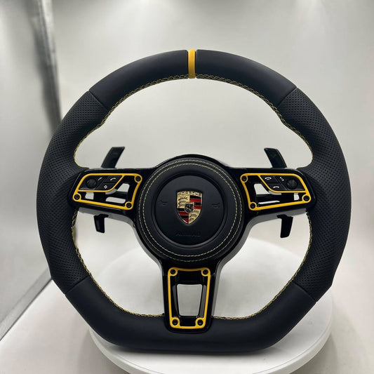 Individuelles Lenkrad mit abgeflachter Unterseite | Glattes und perforiertes Leder | Gelbe Nähte und Rennstreifen | Passend für Porsche 911 997 (Baujahr 2008) mit Schaltgetriebe